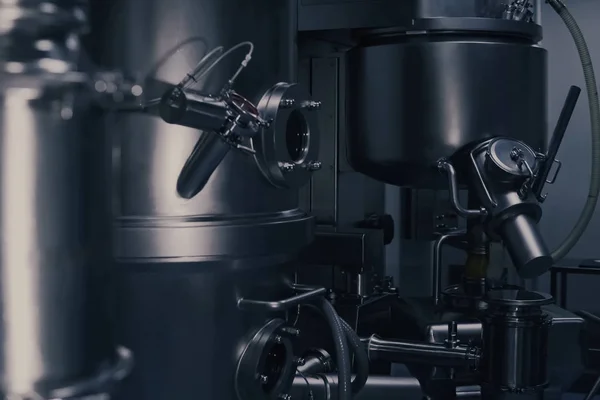 Modern bir laboratuvarda bir ilaç üretim makinesi. Farmasötik üretim ekipmanları. Tıbbi fabrikada ilaç üretim makinesi.