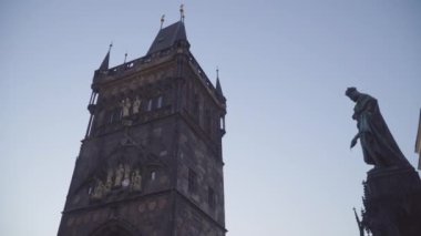 Prag, Czech Cumhuriyeti 'ndeki Charles Köprüsü' ndeki eski şehir kulesine yakın.