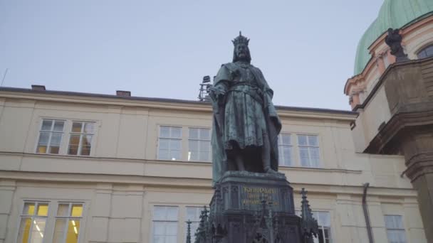 Staty av Karl IV på torget i korsfararna, Prag, Tjeckien — Stockvideo