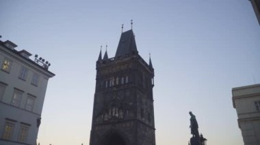 Prag, Czech Cumhuriyeti 'ndeki Charles Köprüsü' ndeki eski şehir kulesine yakın.