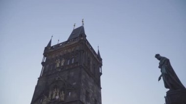 Prag, Czech Cumhuriyeti 'ndeki Charles Köprüsü' ndeki eski şehir kulesine yakın.