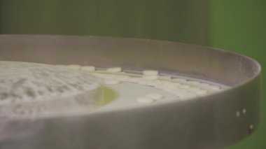 Hap, Tablet üretim süreci. Endüstriyel Eczacılık kavramı. Fabrika ekipmanları ve makine. 4k