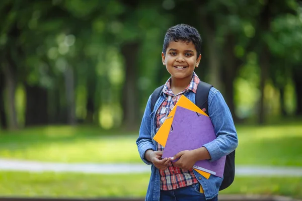 Ritratto all'aperto afro americano ragazzo felice scuola con libri e zaino. Giovane studente inizio di classe dopo le vacanze. Concetto di ritorno a scuola . — Foto Stock