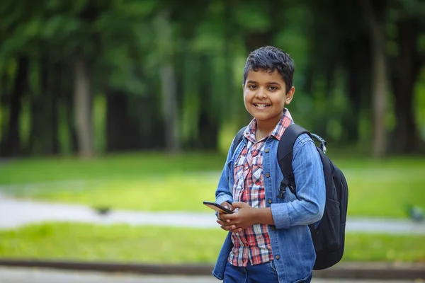 本とバックパックを持つ屋外の肖像画アフロアメリカン幸せな学校の男の子。休暇後の授業の始まりの若い学生。学校の概念に戻る. — ストック写真