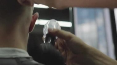 Fırça ve talk ile Berber temizlik istemcileri boyun. Çekici erkek berber dükkanında modern bir saç kesimi oluyor. El yapımı atış. 4k.