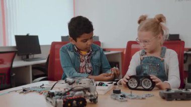 DIY Robot, kök eğitim konsepti ile sınıfta oturan okul çocuklar karışık ırk grubu.