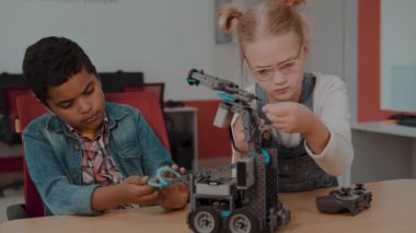 DIY Robot, kök eğitim konsepti ile sınıfta oturan okul çocuklar karışık ırk grubu.