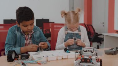 DIY Robot, kök eğitim konsepti ile sınıfta oturan okul çocuklar karışık ırk grubu.