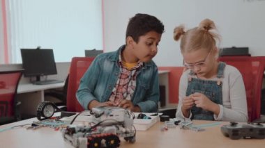 DIY Robot, kök eğitim konsepti ile sınıfta oturan okul çocuklar karışık ırk grubu.