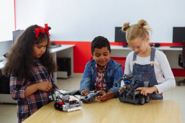 Yaratıcı çocuklar okulda teknoloji projesi üzerinde çalışan karma ırk grubu. Öğrenci çocuk ve kızlar oyun ve sınıfta robot kontrol etmek için öğrenmek.