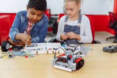 DIY Robot, kök eğitim konsepti ile sınıfta oturan okul çocuklar karışık ırk grubu.