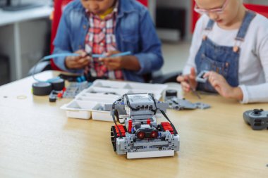 DIY Robot, kök eğitim konsepti ile sınıfta oturan okul çocuklar karışık ırk grubu.