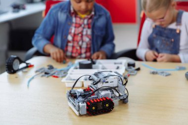 DIY Robot, kök eğitim konsepti ile sınıfta oturan okul çocuklar karışık ırk grubu.