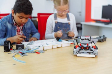 DIY Robot, kök eğitim konsepti ile sınıfta oturan okul çocuklar karışık ırk grubu.