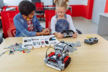 DIY Robot, kök eğitim konsepti ile sınıfta oturan okul çocuklar karışık ırk grubu.