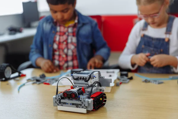 DIY Robot, kök eğitim konsepti ile sınıfta oturan okul çocuklar karışık ırk grubu.