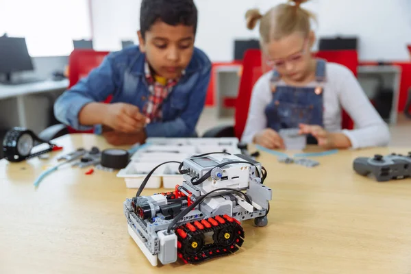 Mixed Racial group of School kids sitting at class with diy robot, stem education concept. — Stock Photo, Image