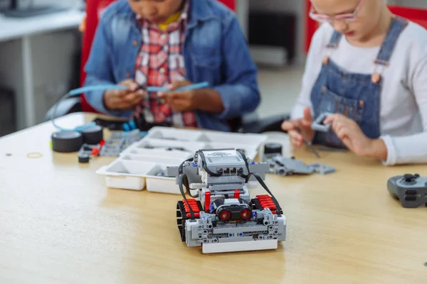 DIY 로봇, 줄기 교육 개념과 클래스에 앉아 학교 아이들의 혼합 인종 그룹. 스톡 사진