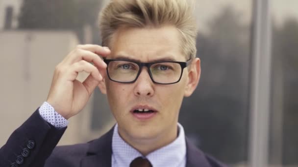 Retrato del empresario sorprendido. joven guapo caucásico hombre en sorpresa dispara gafas y mira a la cámara . — Vídeos de Stock