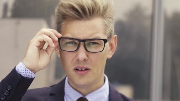 Retrato del empresario sorprendido. joven guapo caucásico hombre en sorpresa dispara gafas y mira a la cámara . — Vídeos de Stock