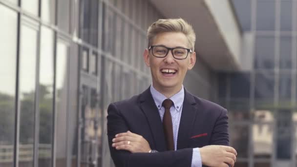 Portrait man in suit in front of office building. Handsome businessman outdoor. Male business person stands on street and looking away. Businessman dressed in formal clothes and glasses. — Stock Video