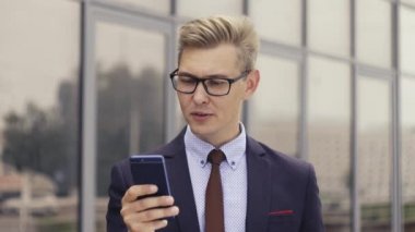 Hoş olmayan online görüntülü sohbet olan memnun işadamı. Erkek sinirini ifade ediyor. Akıllı Telefon Kullanan Kızgın Adam.