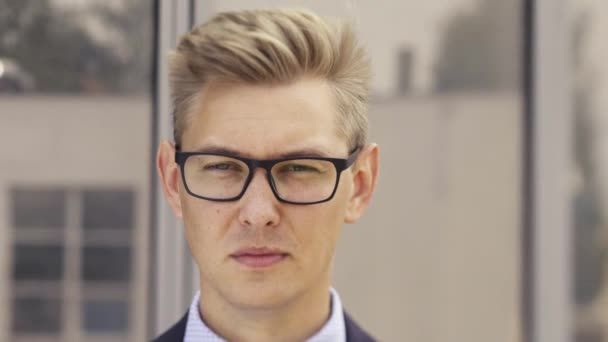 Portrait of shocked businessman. Young handsome Caucasian Man in surprise shoots glasses and looks at the camera. — Stock Video