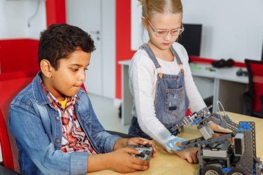 DIY Robot, kök eğitim konsepti ile sınıfta oturan okul çocuklar karışık ırk grubu.