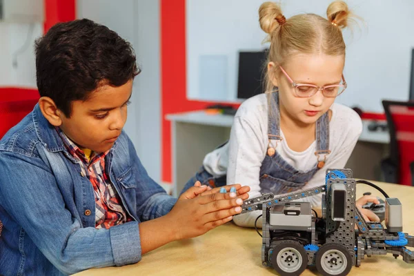 DIY 로봇, 줄기 교육 개념과 클래스에 앉아 학교 아이들의 혼합 인종 그룹. 로열티 프리 스톡 이미지