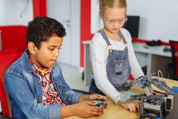 DIY 로봇, 줄기 교육 개념과 클래스에 앉아 학교 아이들의 혼합 인종 그룹. 스톡 이미지