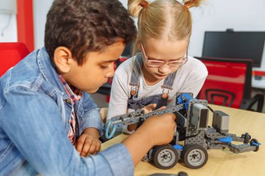 DIY Robot, kök eğitim konsepti ile sınıfta oturan okul çocuklar karışık ırk grubu.