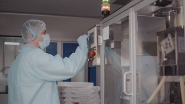 Mühendis kontrol ilaç imalatı. Farmasötik ekipmanları işleten fabrika işçisi. Eczacılık sektörü. Fabrika işçisi programlama kontrol üretim hattı.