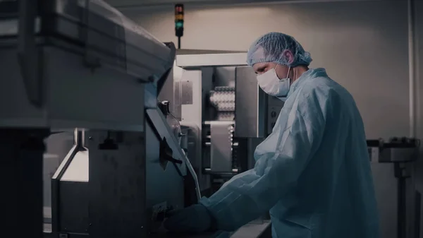 Mühendis kontrol ilaç imalatı. Farmasötik ekipmanları işleten fabrika işçisi. Eczacılık sektörü. Fabrika işçisi programlama kontrol üretim hattı.