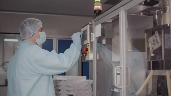 Mühendis kontrol ilaç imalatı. Farmasötik ekipmanları işleten fabrika işçisi. Eczacılık sektörü. Fabrika işçisi programlama kontrol üretim hattı.