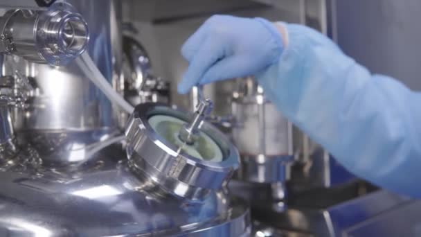 Pharmaceutical quality control. Pharmaceutical production line. Pharmaceutical manufacturing line at pharmacy factory. — Stock Video