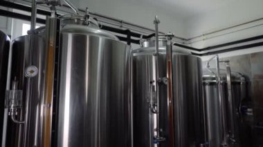 Mikro bira fabrikası ekipmanları. Bira deposundaki tankları kapatın. Metal bira gemileri. Küçük işletme konsepti.