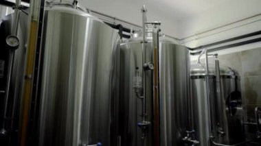 Mikro bira fabrikası ekipmanları. Bira deposundaki tankları kapatın. Metal bira gemileri. Küçük işletme konsepti.