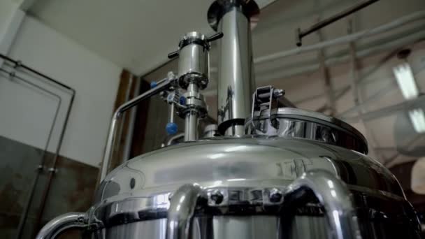 Zařízení pro mikropivovary. Uzavřete nádrže v pivovarním skladu. Kovové pivovarnické nádoby. Koncepce malého podniku. — Stock video