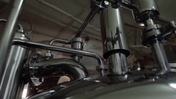 Microbrouwerij apparatuur. Close-up tanks in brouwerij magazijn. Metalen brouwerij schepen. Concept voor kleine bedrijven. — Stockvideo