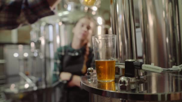 Närbild manliga och kvinnliga Brewer testa öl på bryggeri fabriken. 4K. Small Business-konceptet. — Stockvideo