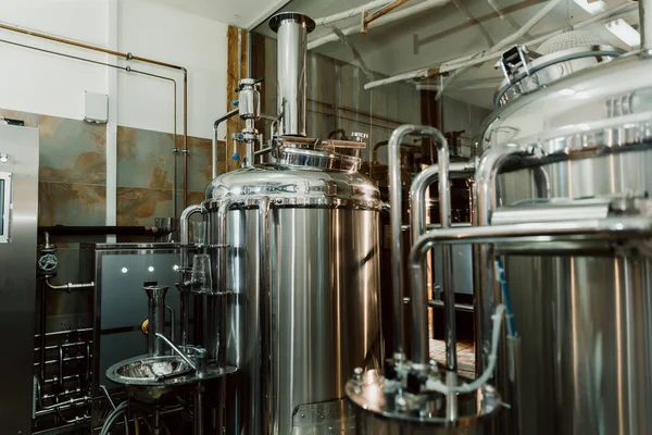 Equipo de microcervecería. Cierren los tanques en el almacén de cerveza. Vasos de cervecería de metal. Concepto de pequeña empresa . Fotos De Stock