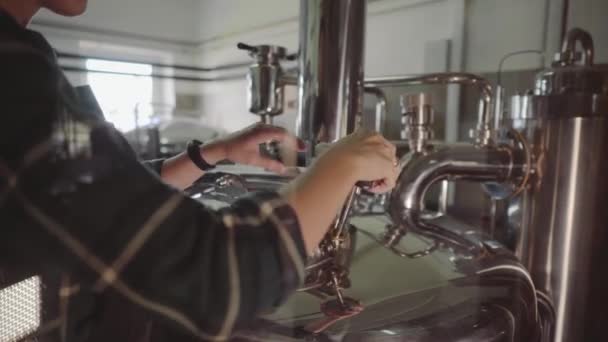 Mladá žena pracuje v malé továrně na pivo. 4k. Koncept malého podnikání. — Stock video