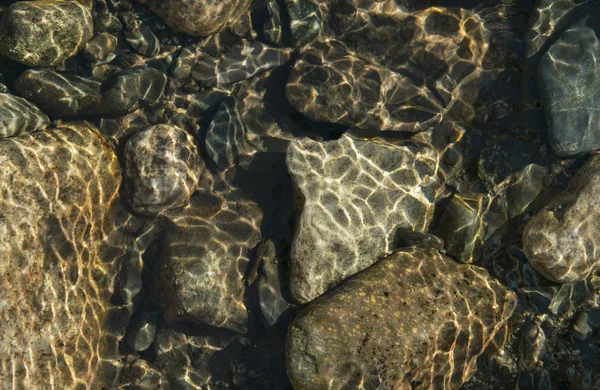 Fond de pierres. Des cailloux sous l'eau. Texture pierre — Photo