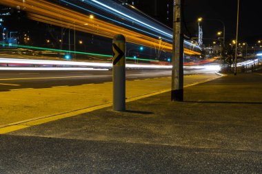 Yol kenarındaki uzun pozlama bir otobüs standından vurdu.