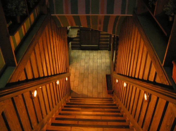 神秘照亮的木制陡峭的楼梯到地下室 天然木材 复古设计 — 图库照片
