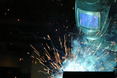 çelik işleri fabrikada işçi kaynakçı kaynak
