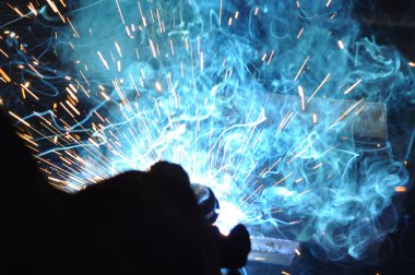 çelik işleri fabrikada işçi kaynakçı kaynak