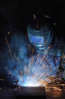 çelik işleri fabrikada işçi kaynakçı kaynak