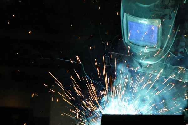 Arbeiter Schweißt Stahlwerk Der Fabrik — Stockfoto