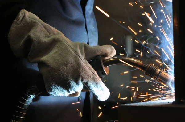 Arbeiter Schweißt Stahlwerk Der Fabrik — Stockfoto